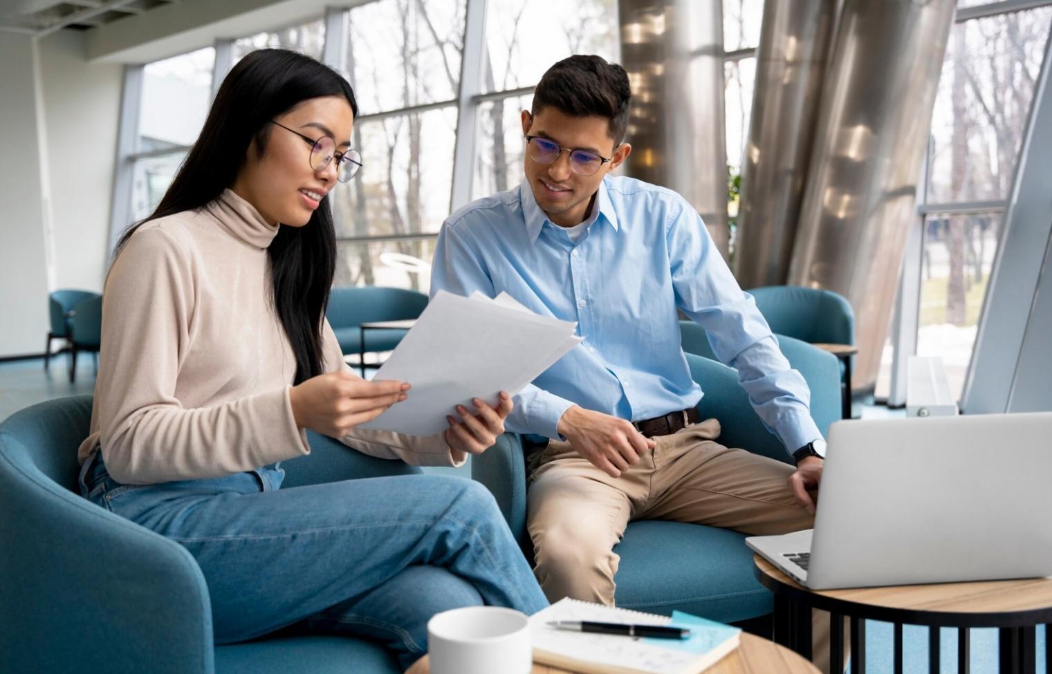Teamwork bei der Analyse von Finanzunterlagen