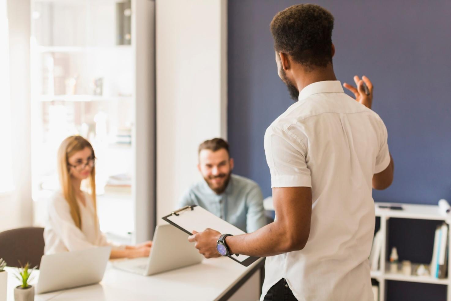 Teammeeting mit verständlichen Finanzunterlagen